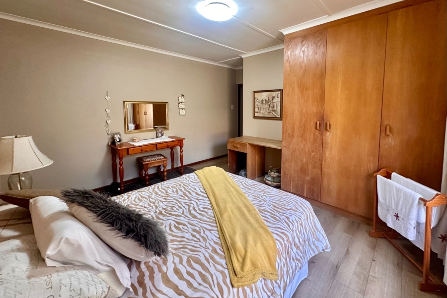 4 Bedroom Property for Sale in Glen Barrie Western Cape